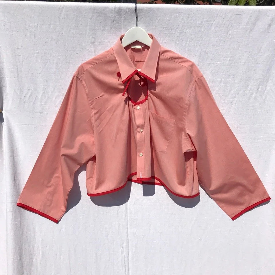 stéphanie bircher / chemise courte rose et rouge