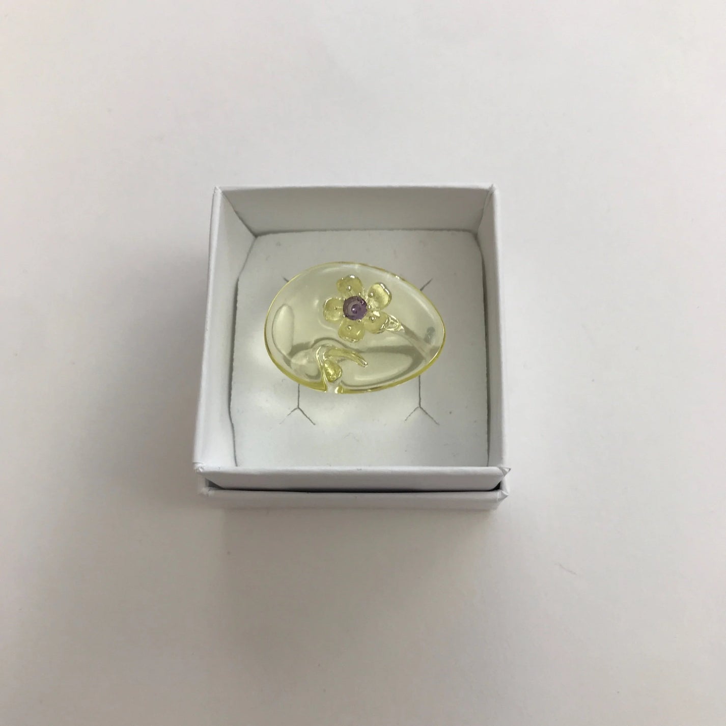 Vanessa Schindler / Drop ring, R_6 jaune pastel