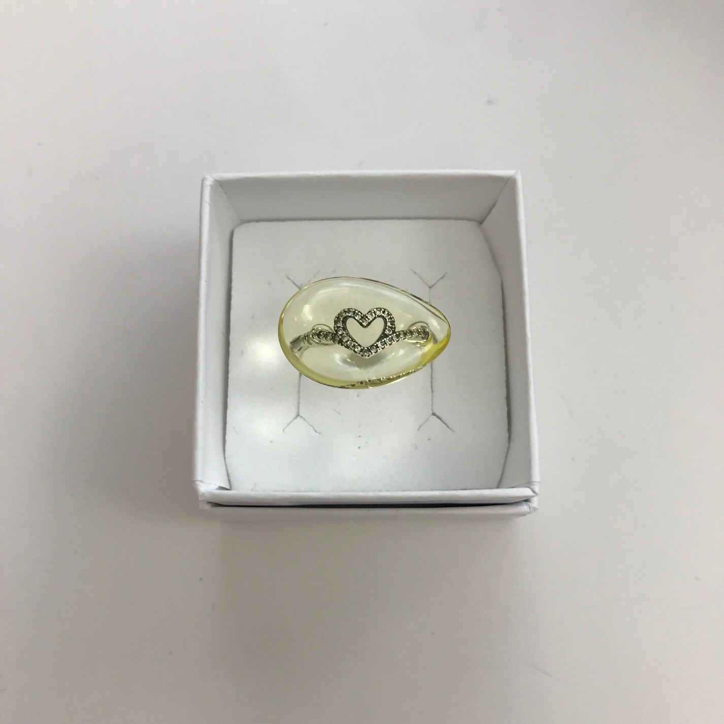 Vanessa Schindler / Drop ring, R_5 jaune pastel