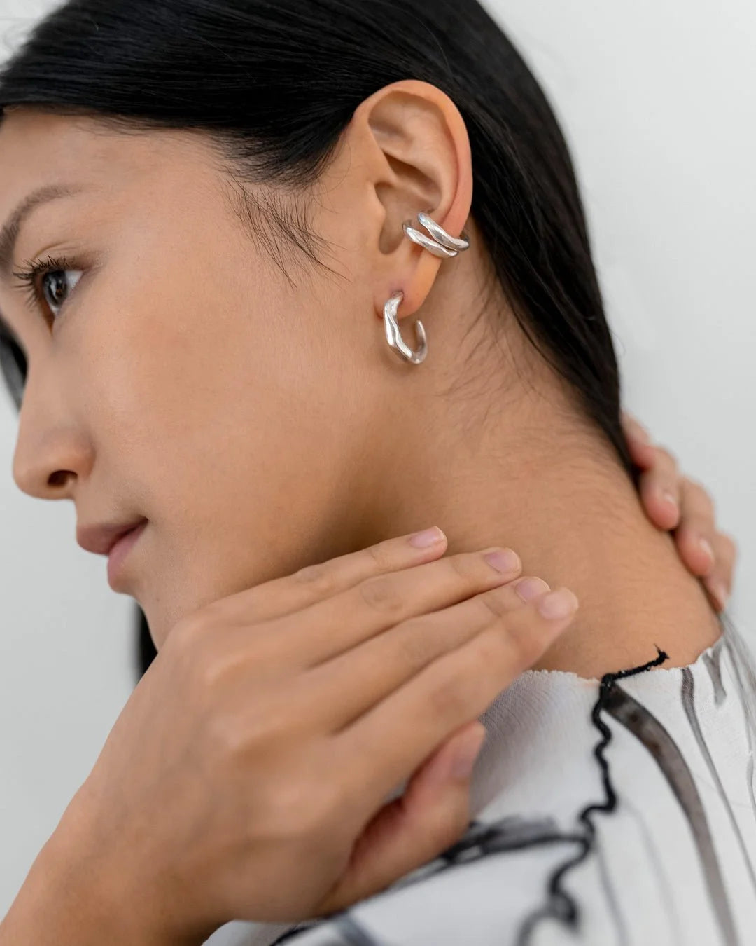 hana kim / Small Earcuff - argent