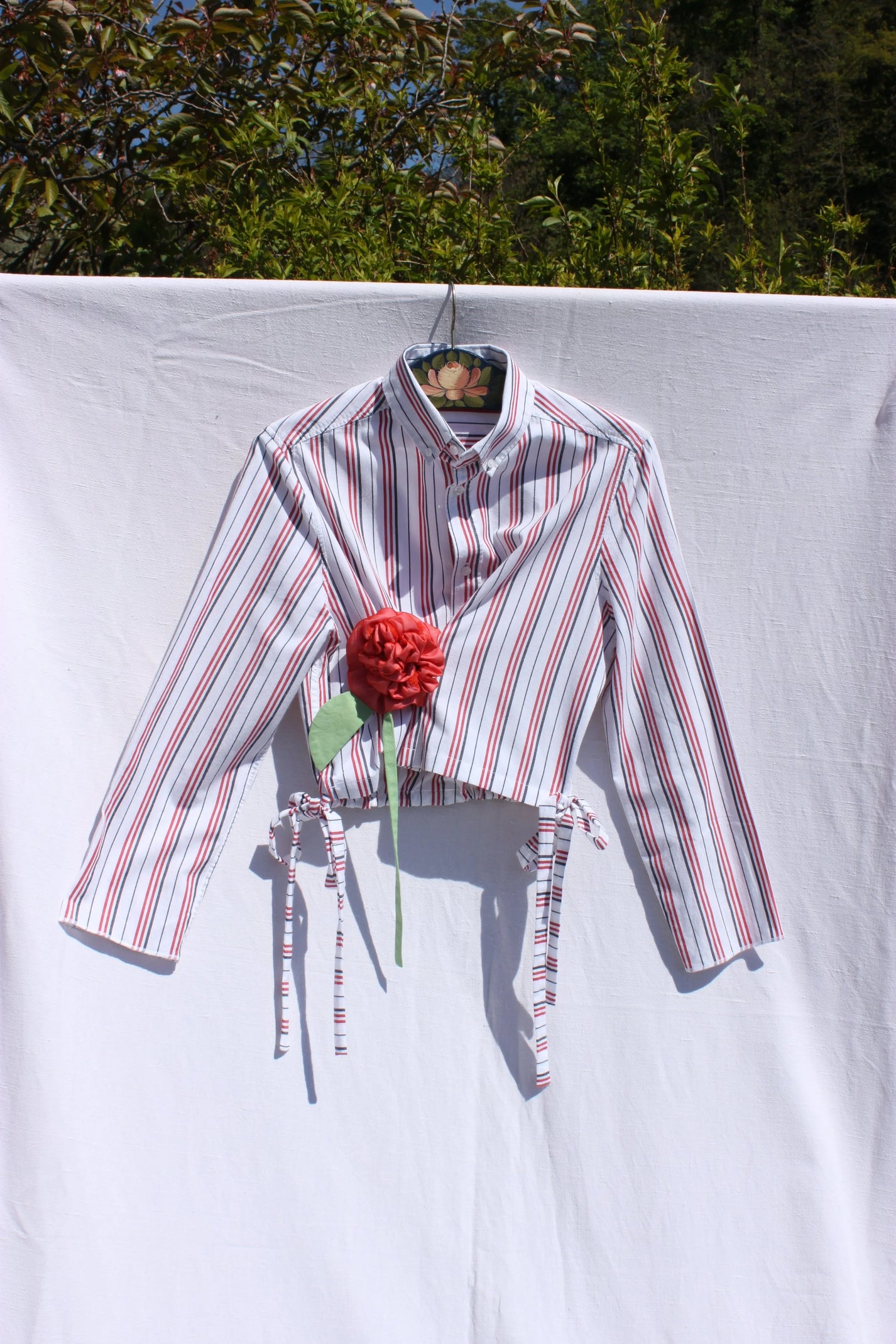 stéphanie bircher / chemise courte fleur, blanche à rayure rouge