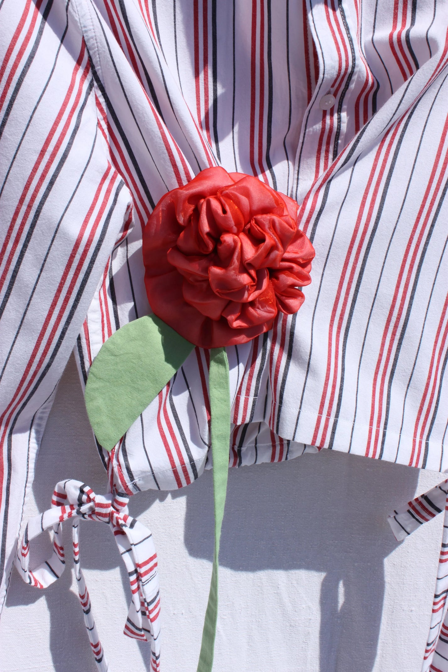 stéphanie bircher / chemise courte fleur, blanche à rayure rouge