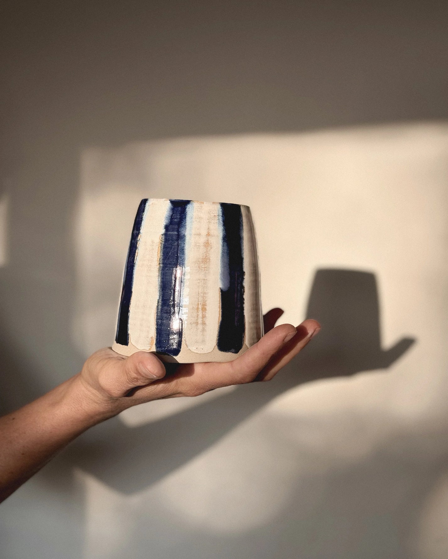 Jil Clay / vase bleu rayé