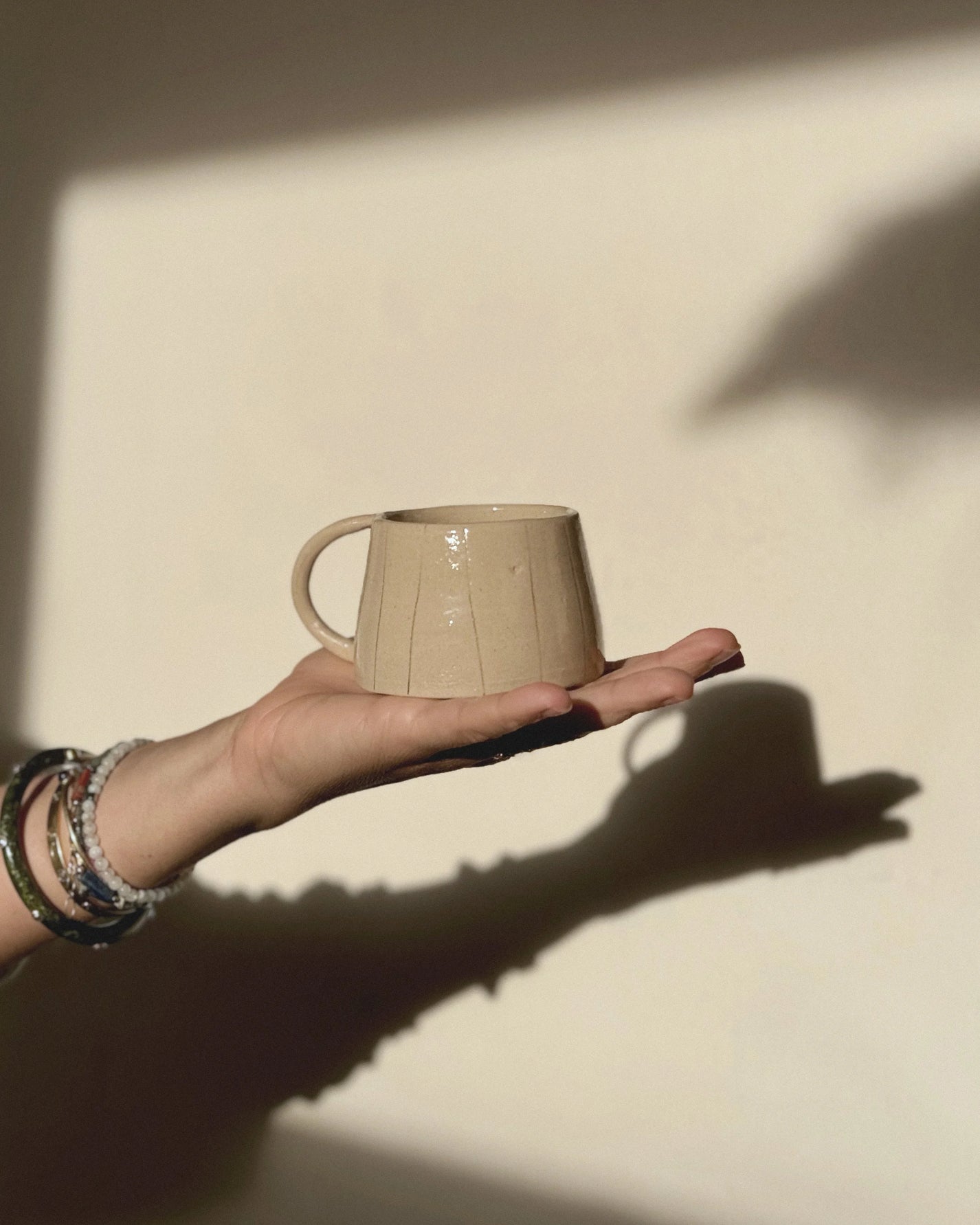 Jil Clay / tasse beige rayé vertical espacé - anse