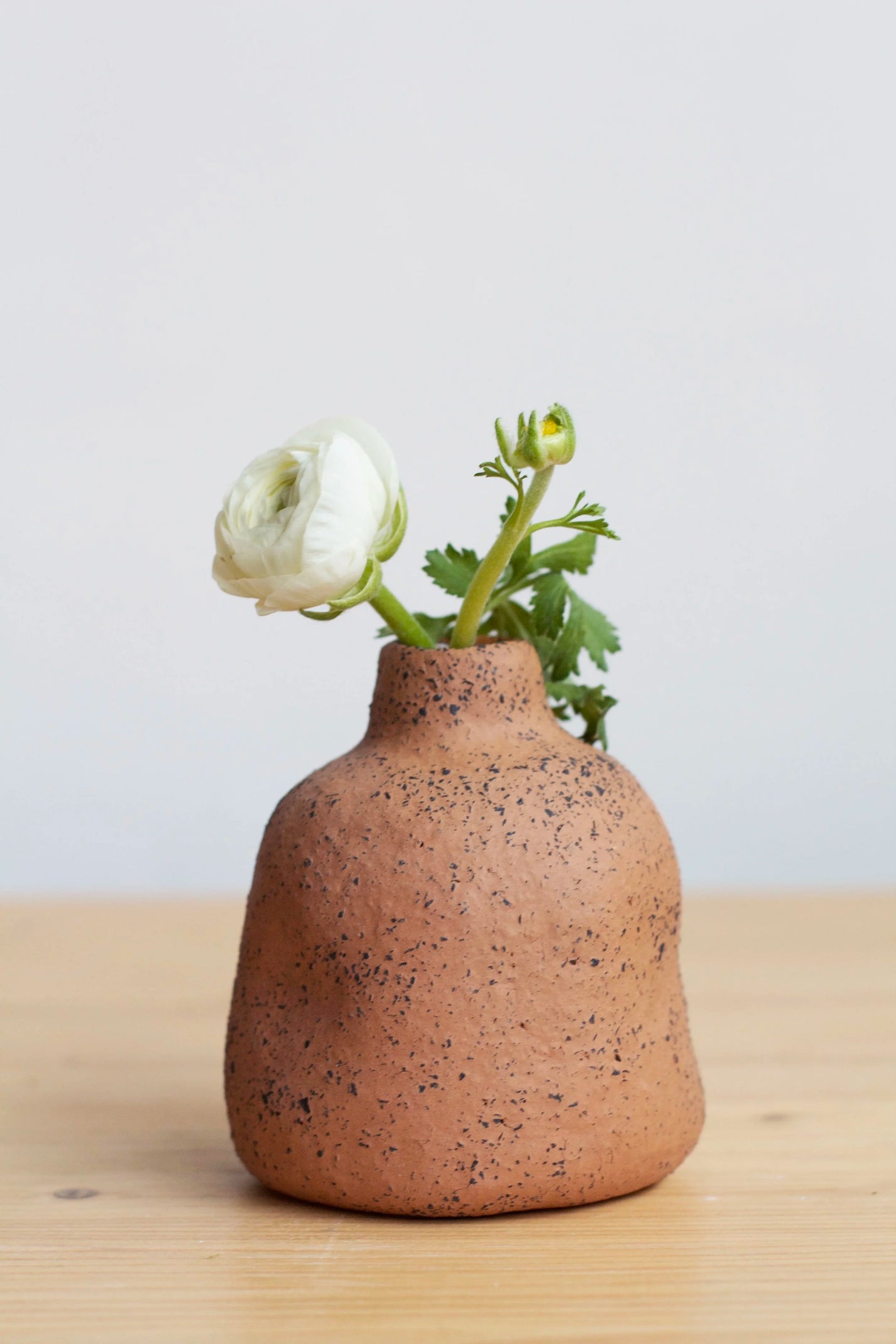 Glay Studio / Petit vase en grès, terre tacheté