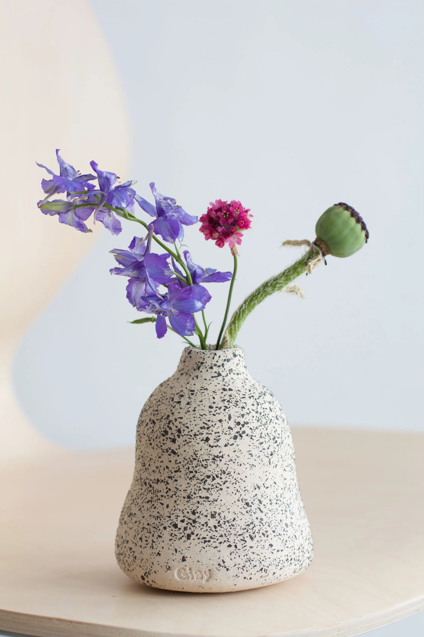 Glay Studio / Petit vase en grès, écru tacheté