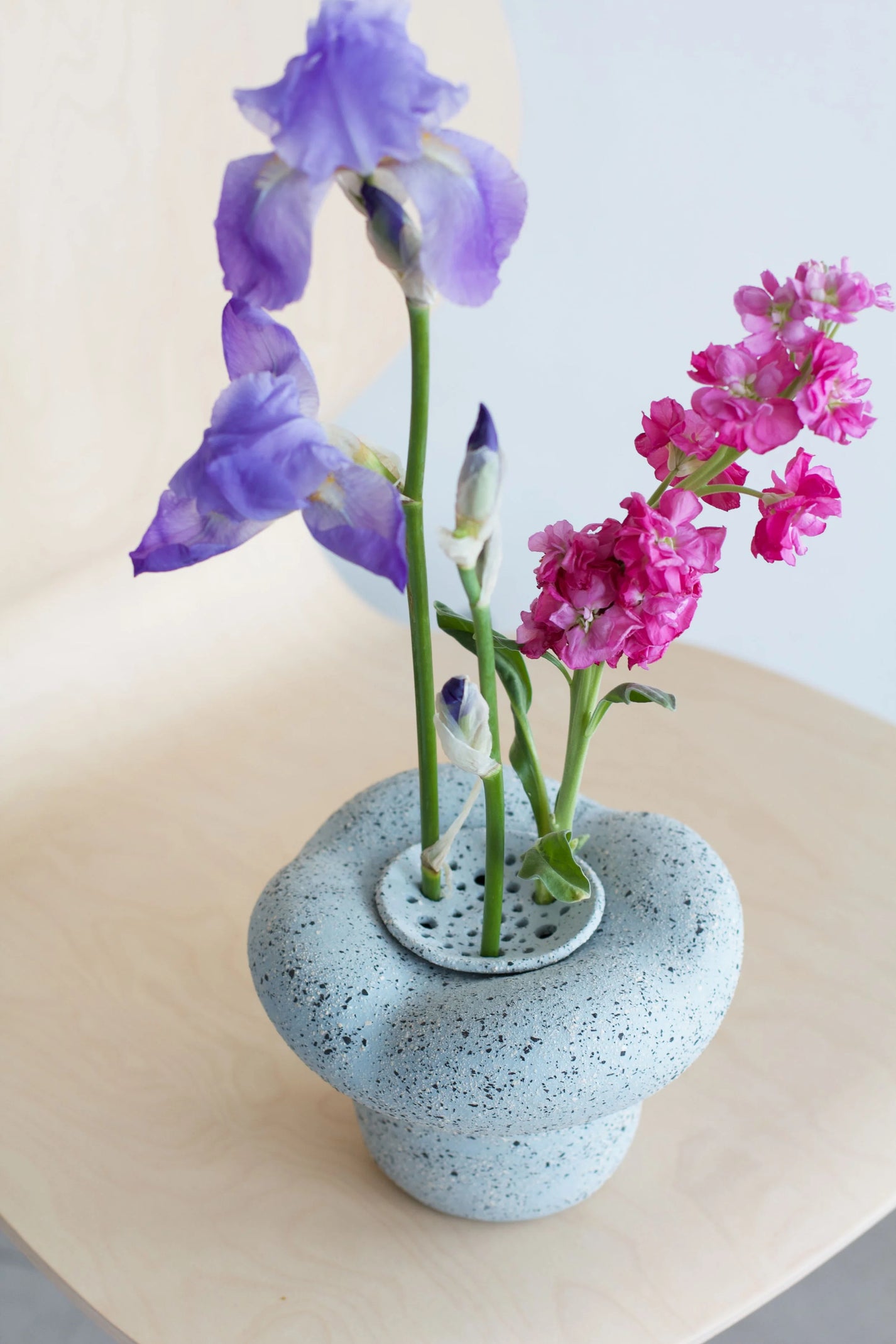 Glay Studio / Vase fleur en grès, bleu clair tacheté