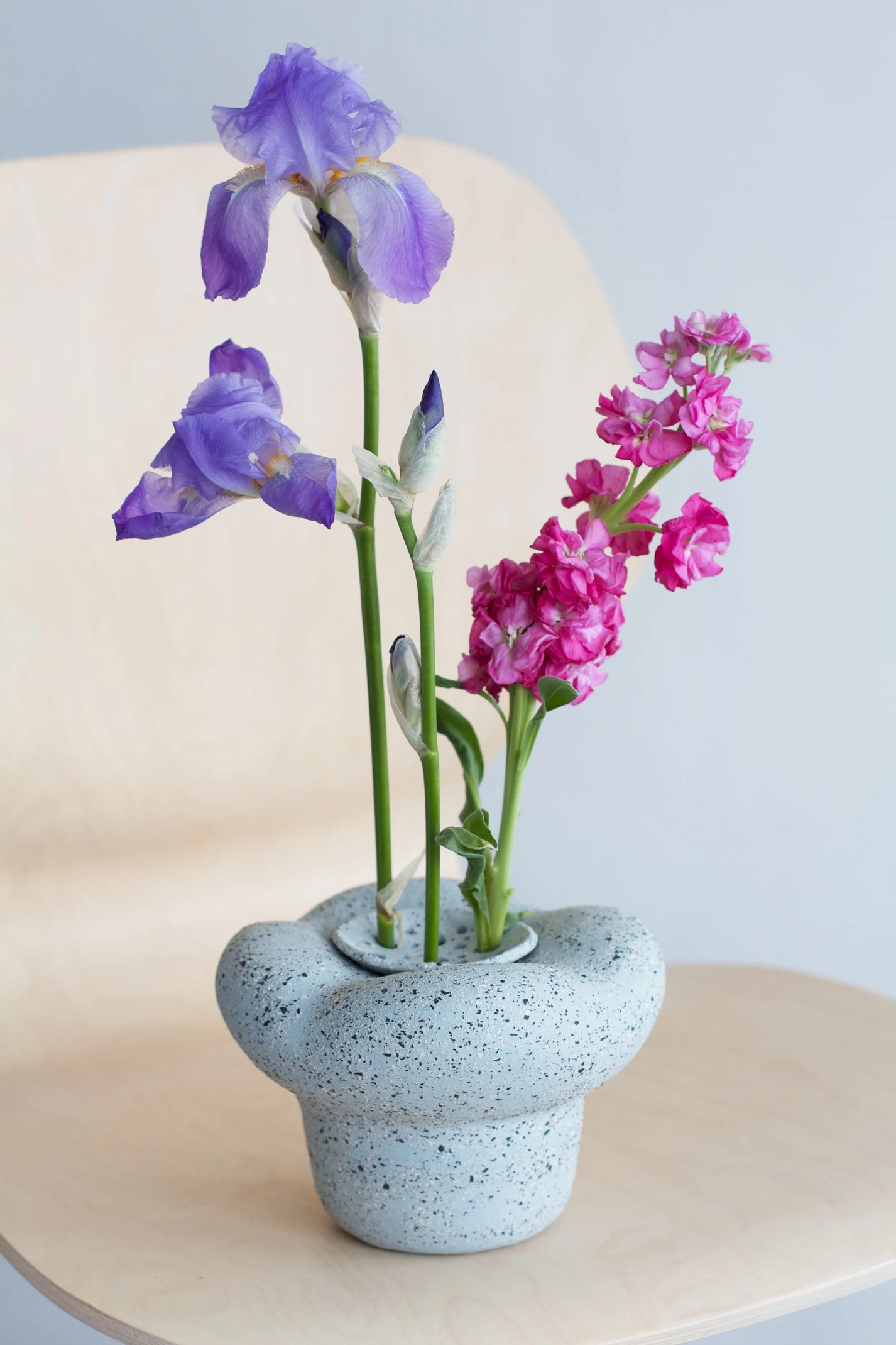 Glay Studio / Vase fleur en grès, bleu clair tacheté