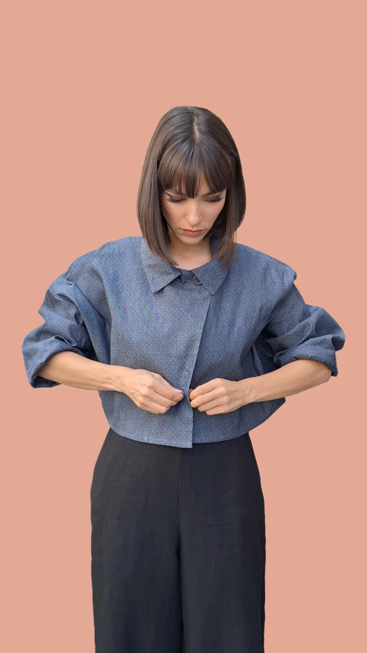LABORATOIRE / Trench court RE/Sahara, jeans bleu pois