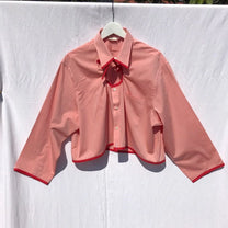 stéphanie bircher / chemise courte rose et rouge