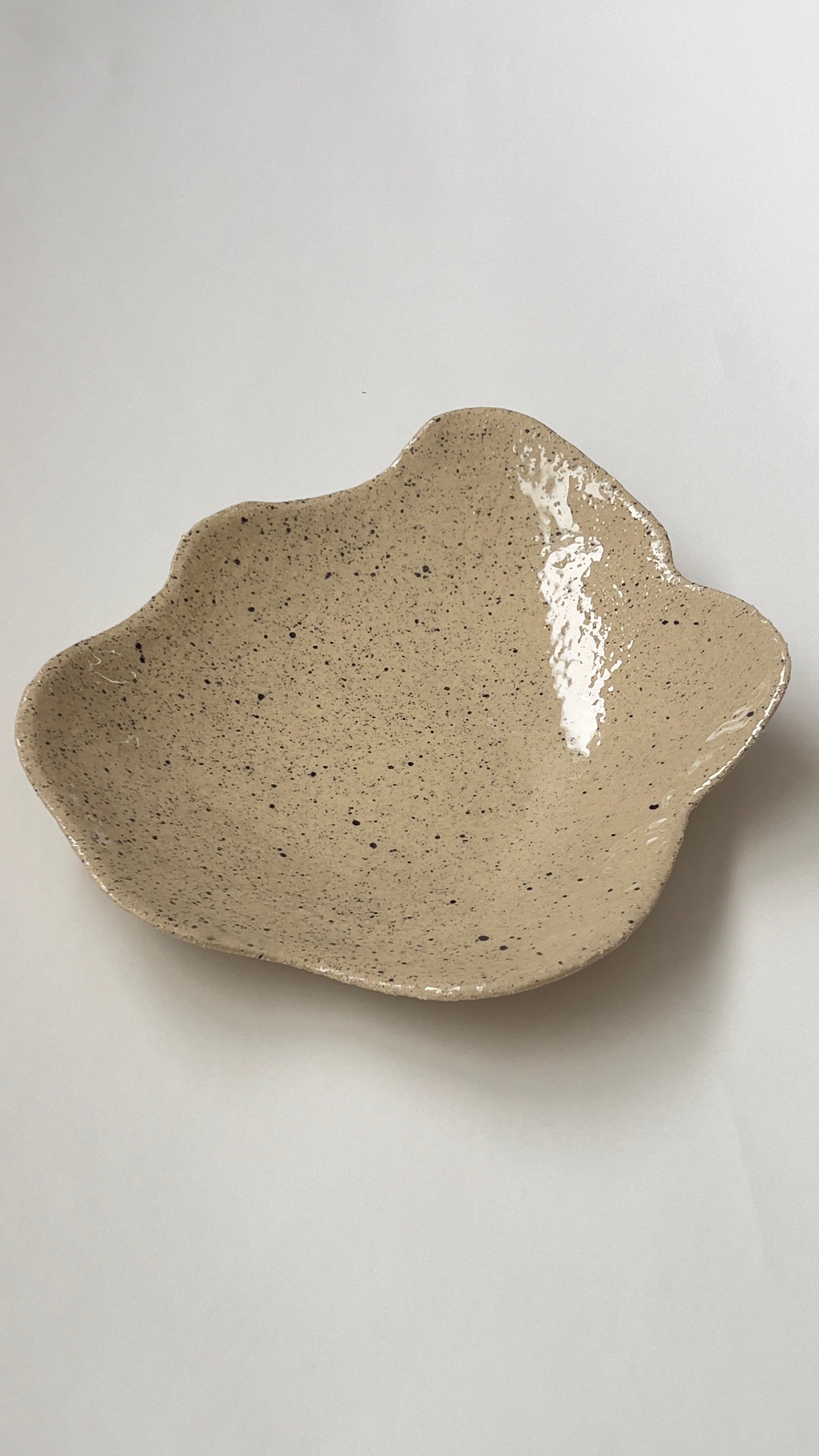 Glay Studio / Plat - beige à pois noirs