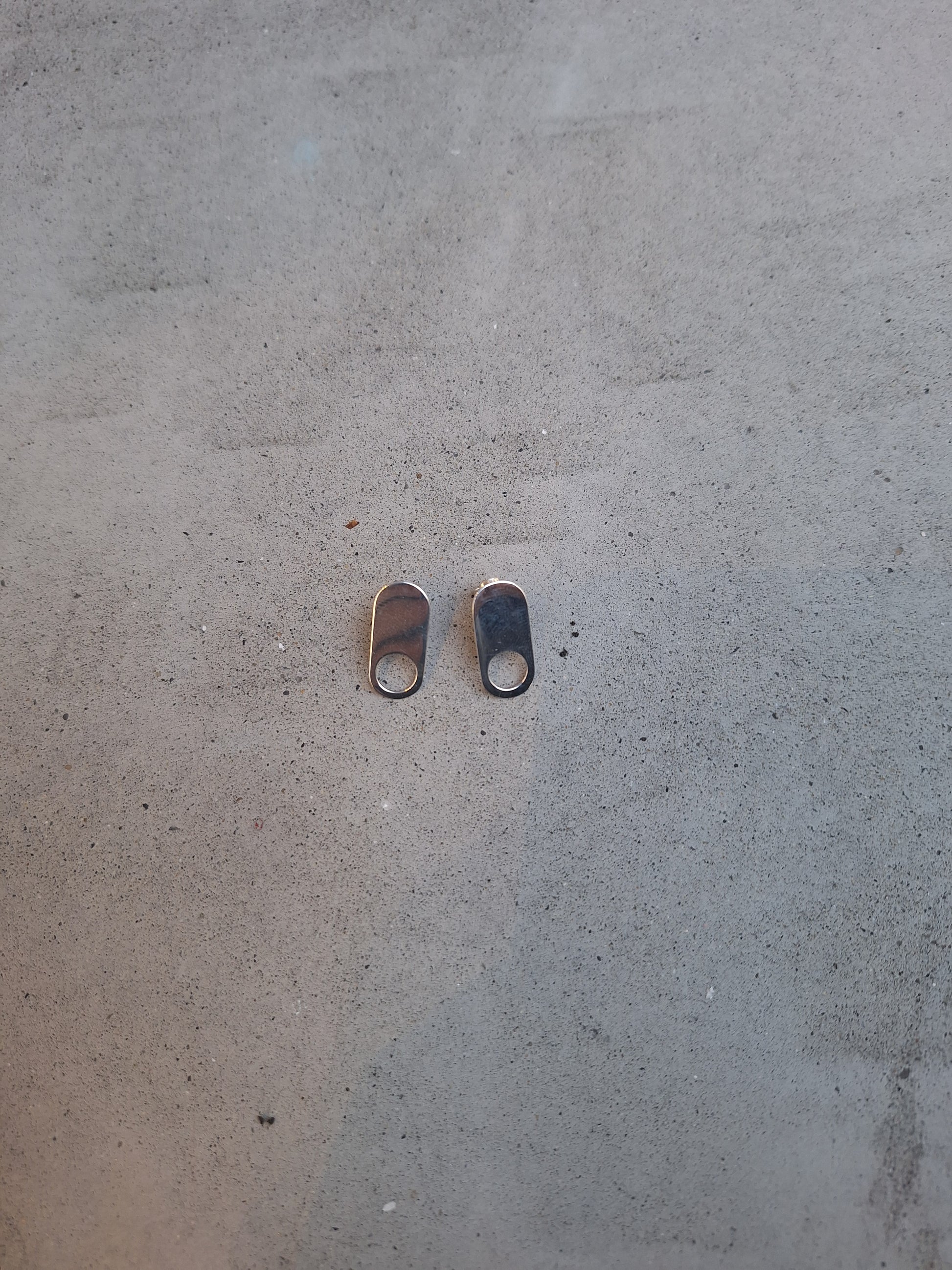 Capucine Jewelry / Boucles d&#39;oreille courtes polies à trous (la paire)