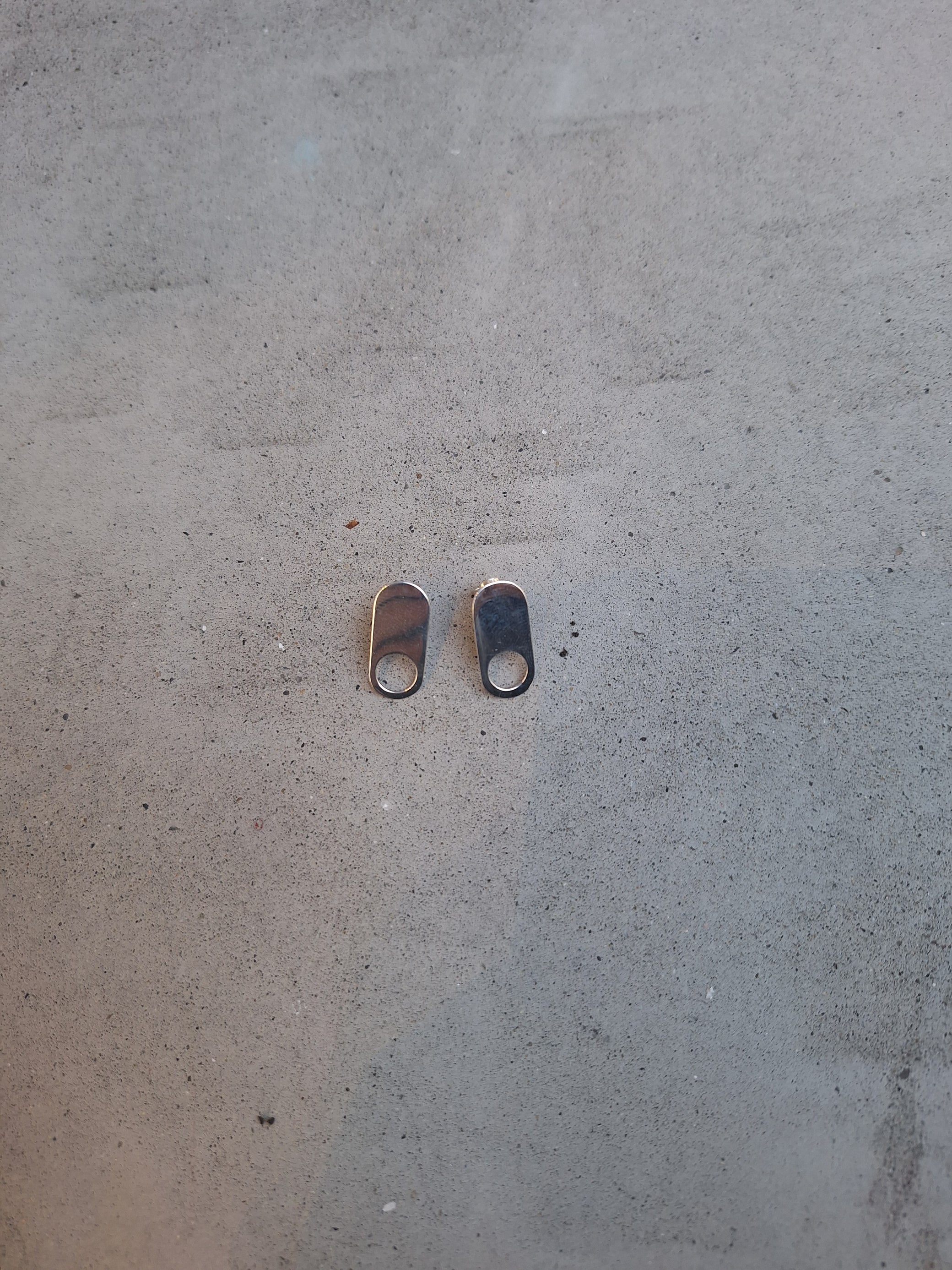 Capucine Jewelry / Boucles d&#39;oreille courtes polies à trous (la paire)