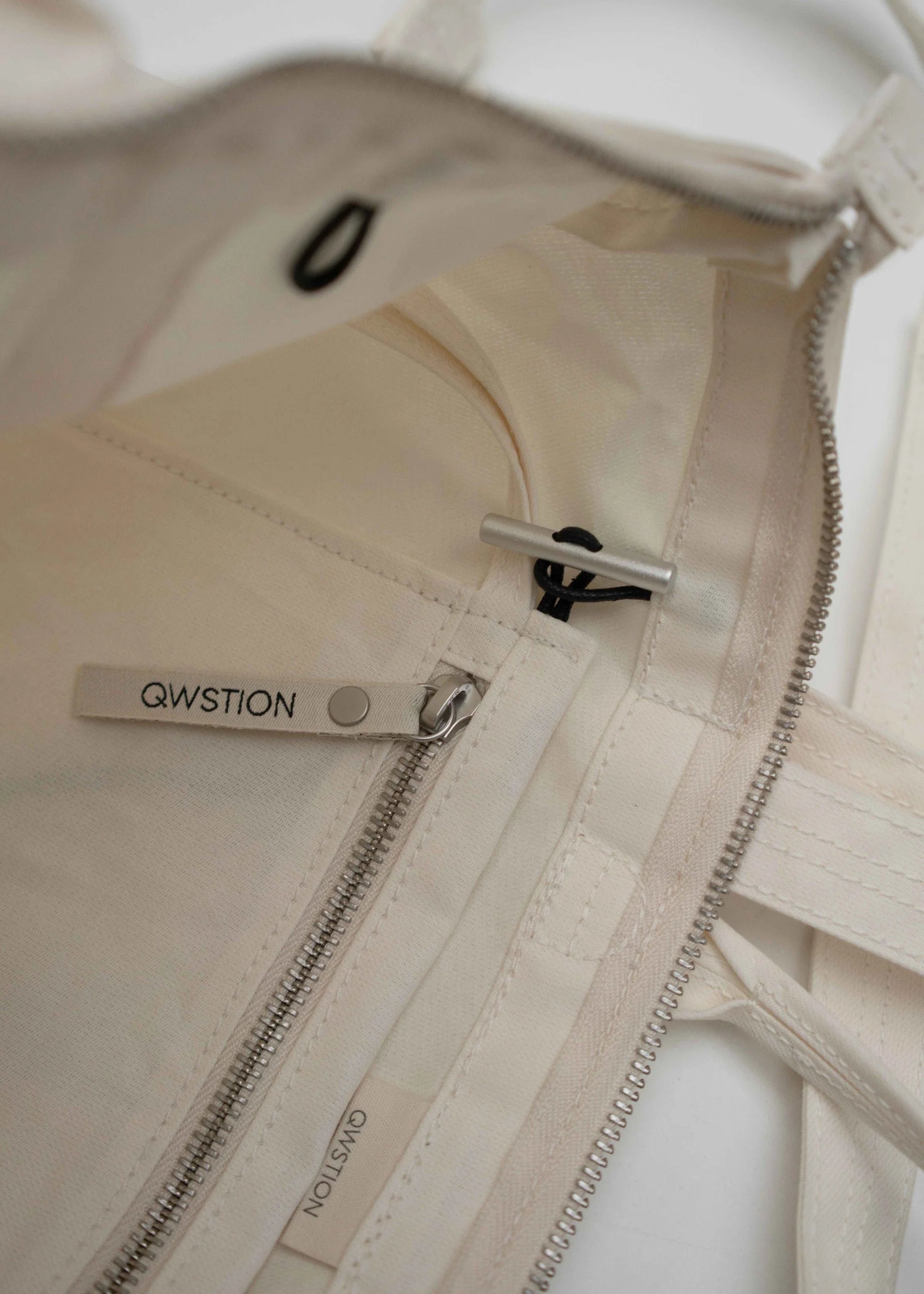 QWSTION / Travel shopper, natural white