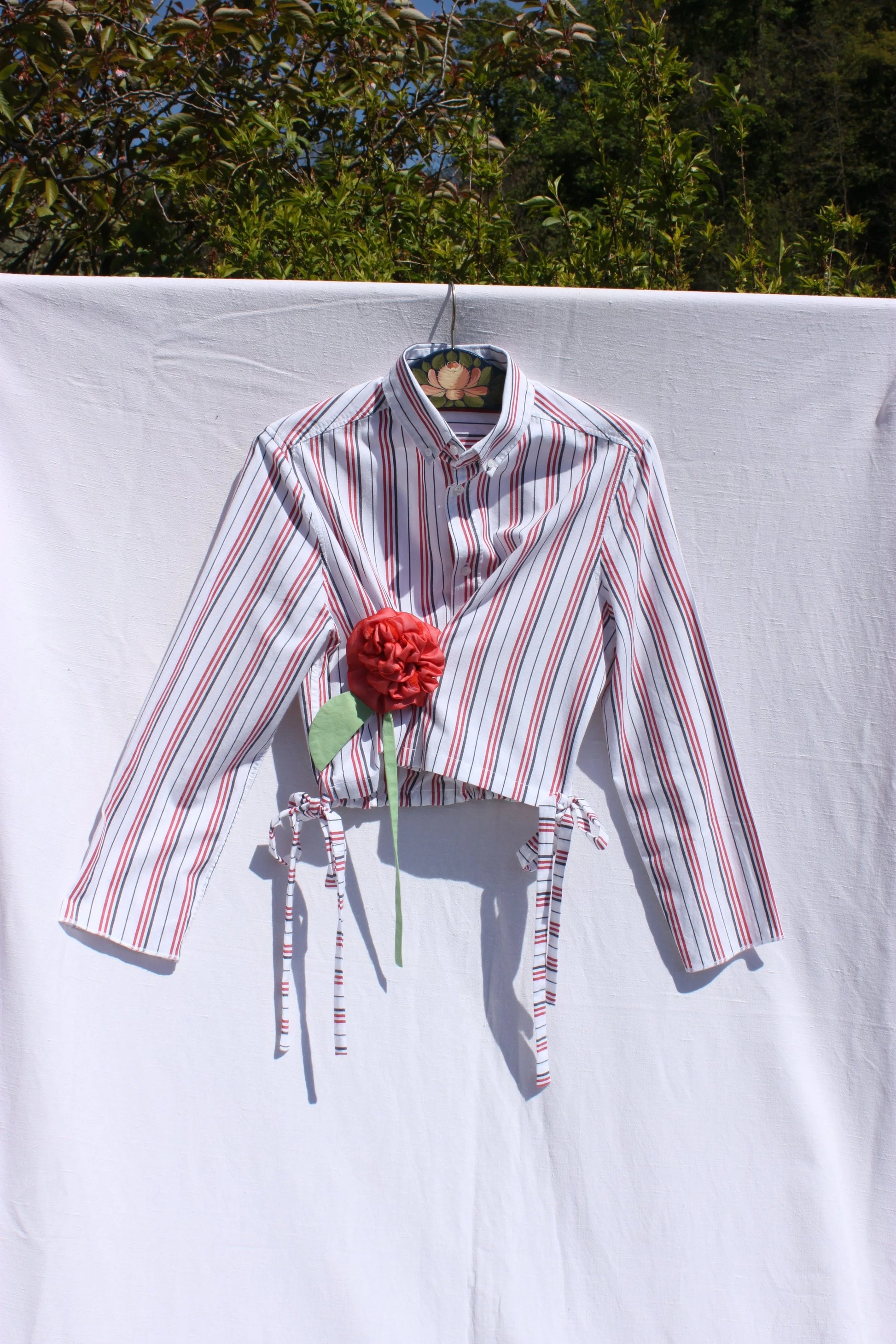 stéphanie bircher / chemise courte fleur, blanche à rayure rouge
