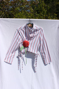 stéphanie bircher / chemise courte fleur, blanche à rayure rouge