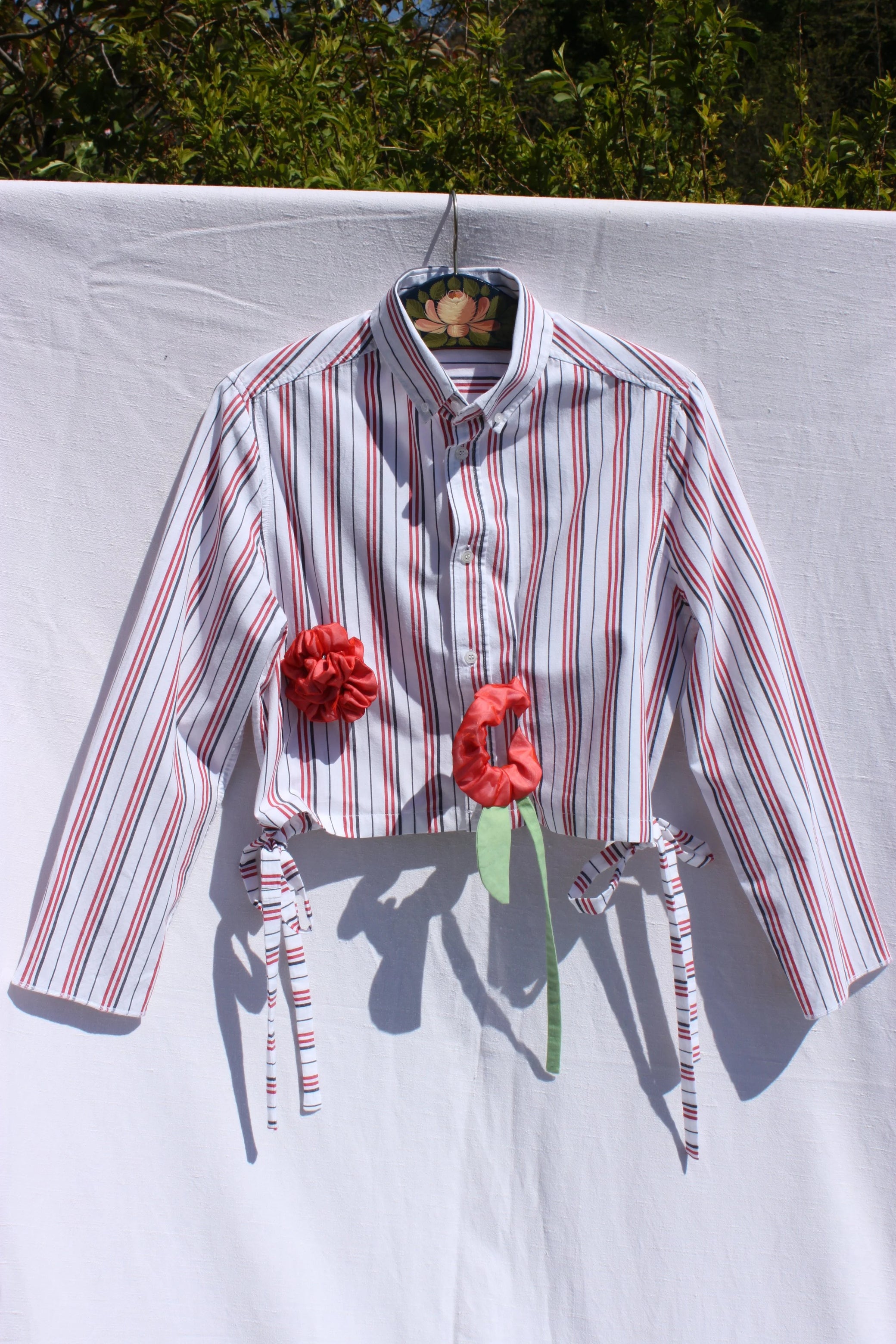 stéphanie bircher / chemise courte fleur, blanche à rayure rouge