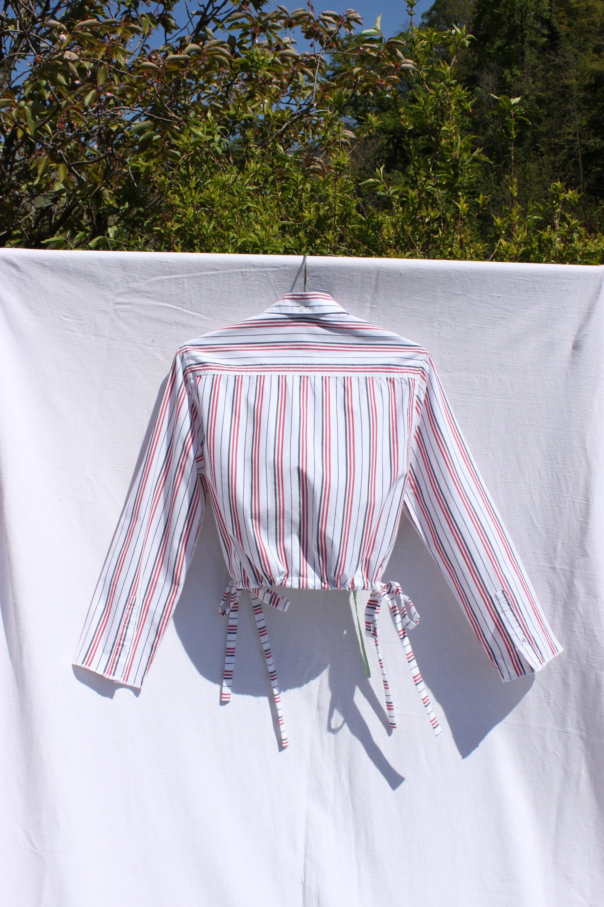 stéphanie bircher / chemise courte fleur, blanche à rayure rouge