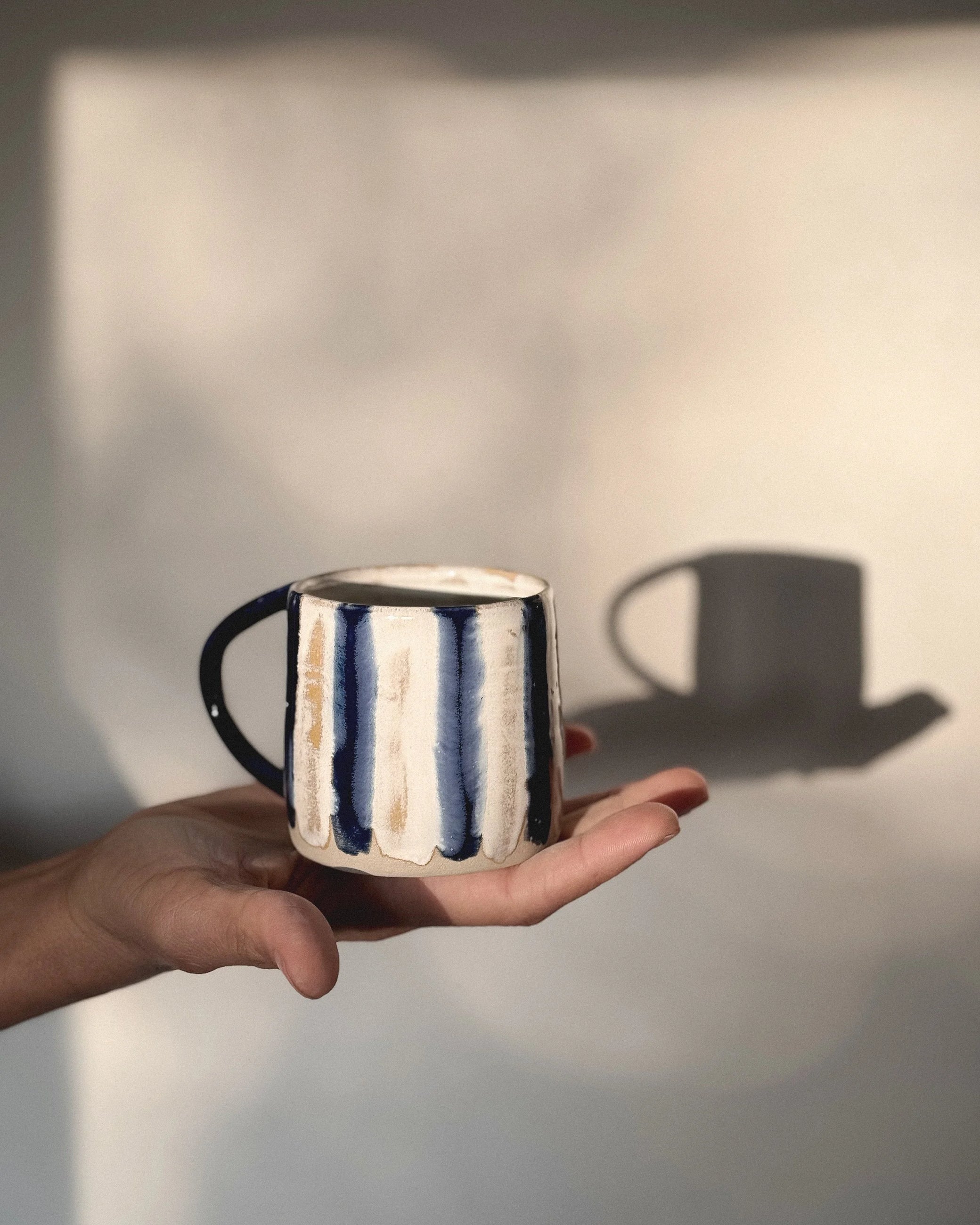 Jil Clay / tasse bleu rayé - anse arrondie