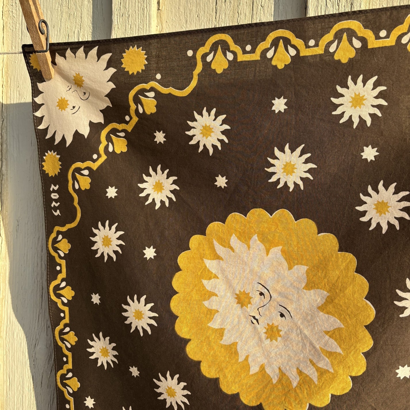 stéphanie bircher / foulard coton imprimé naturellement - jaune pelures d’oignons