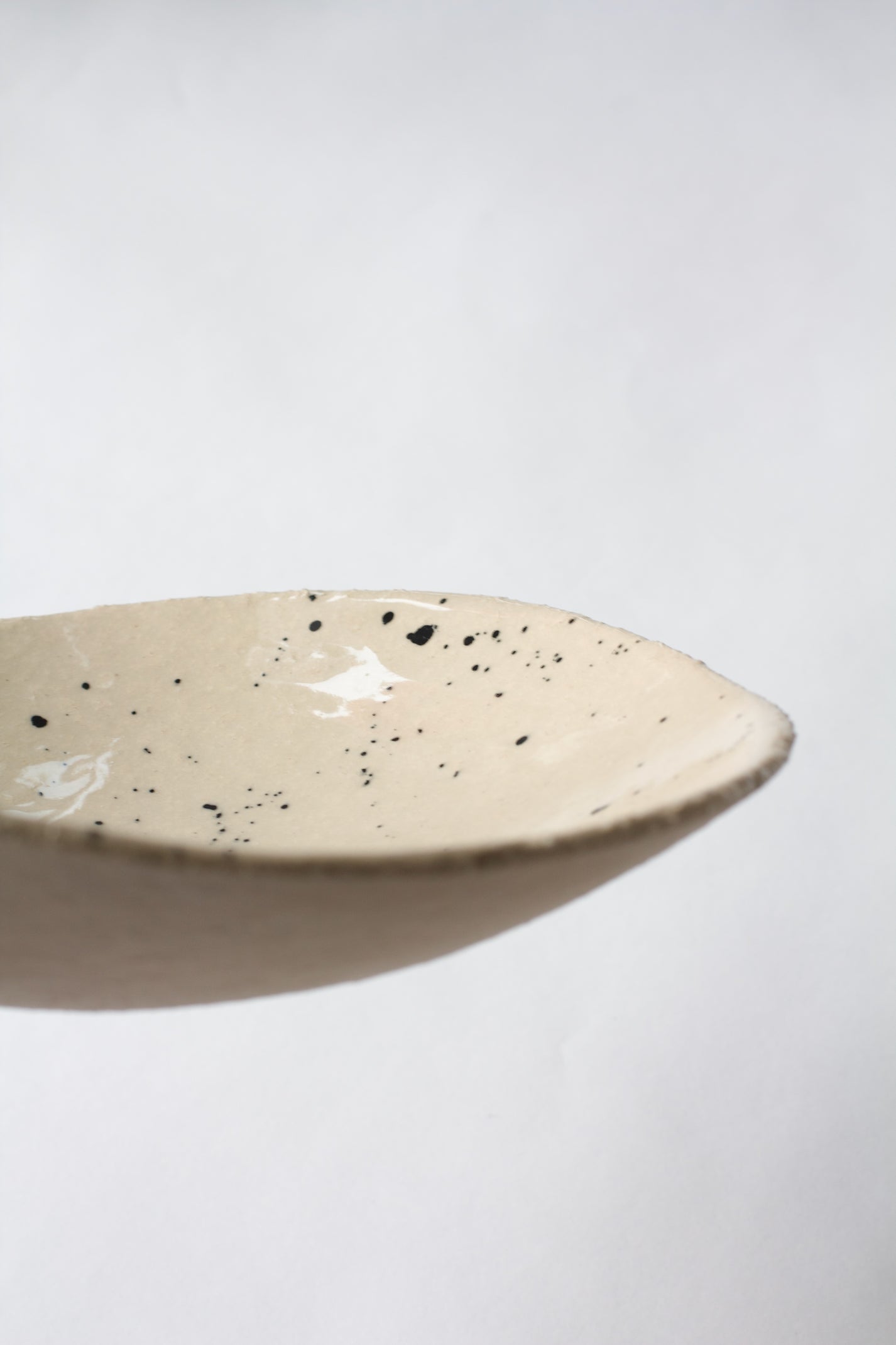 Glay Studio / Grand Plat - mouchetés crème