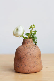Glay Studio / Petit vase en grès, terre tacheté
