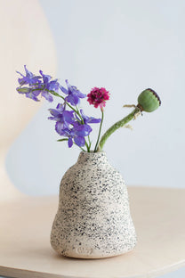 Glay Studio / Petit vase en grès, écru tacheté