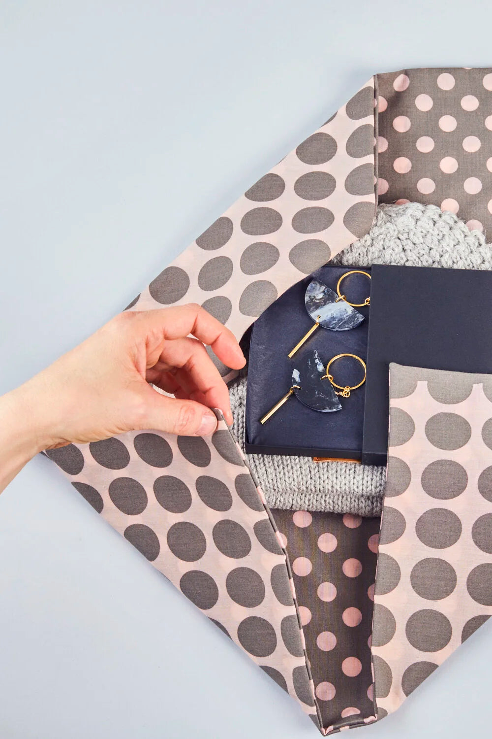 LABORATOIRE / Furoshiki-foulard - gris-rose à pois