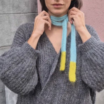 Tricot de Jacqueline / écharpe bleu clair et jaune