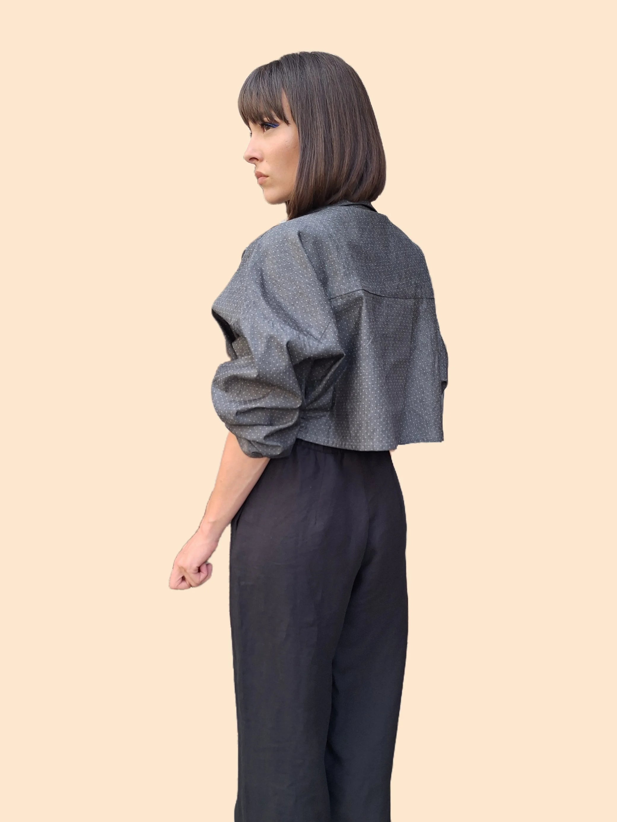 LABORATOIRE / Trench court RE/Sahara, jeans noir pois