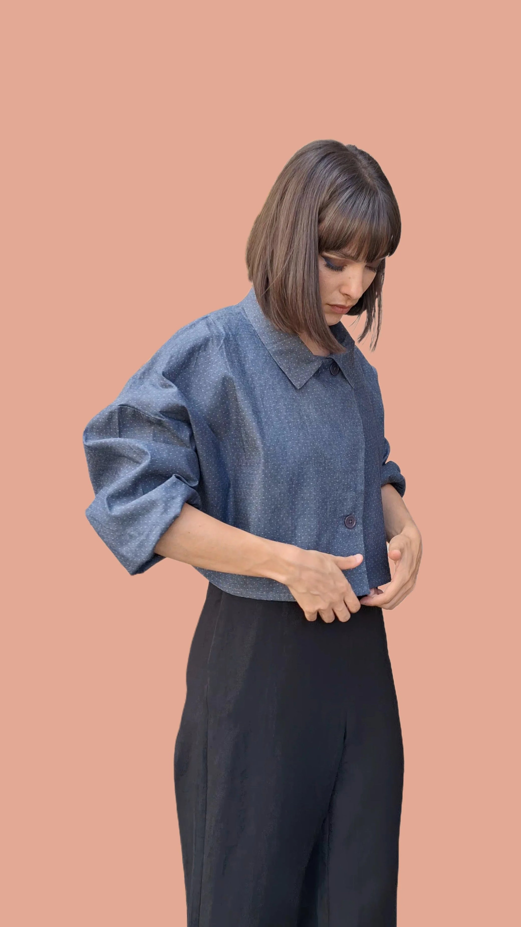 LABORATOIRE / Trench court RE/Sahara, jeans bleu pois