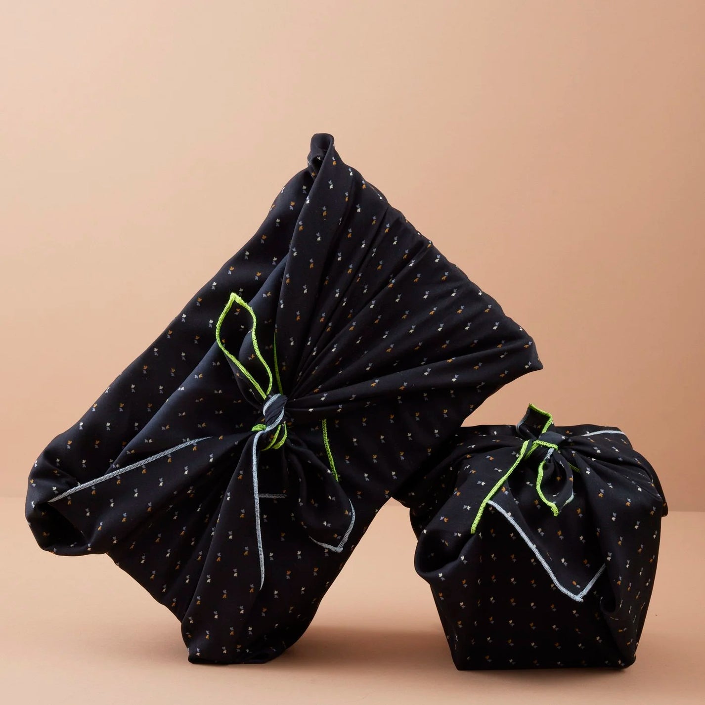 LABORATOIRE / Furoshiki-foulard - Noir bords fluos